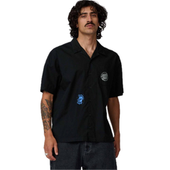 Santa Cruz Stamped Short Sleeve Shirt in Black, 100% cotton poplin camp collar button-up shirt met Stamped Dot graphic op linker borstzak mini Screaming Hand graphic op de voorkant contrast stitching en branded buttons, verkrijgbaar bij Revert 95 Haarlem