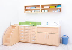 Wickelkommoden-Landschaft XXL mit Treppe und Waschbecken/Badewanne. Geeignet für die Krippe, Kita & Kindergarten.