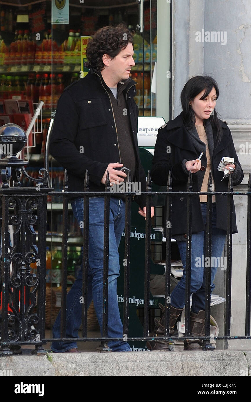 Shannen Doherty smoking a cigarette while walking with her boyfriend, photographer Kurt Iswarienko Dublin, Ireland - 20.11.09 Stock Photo