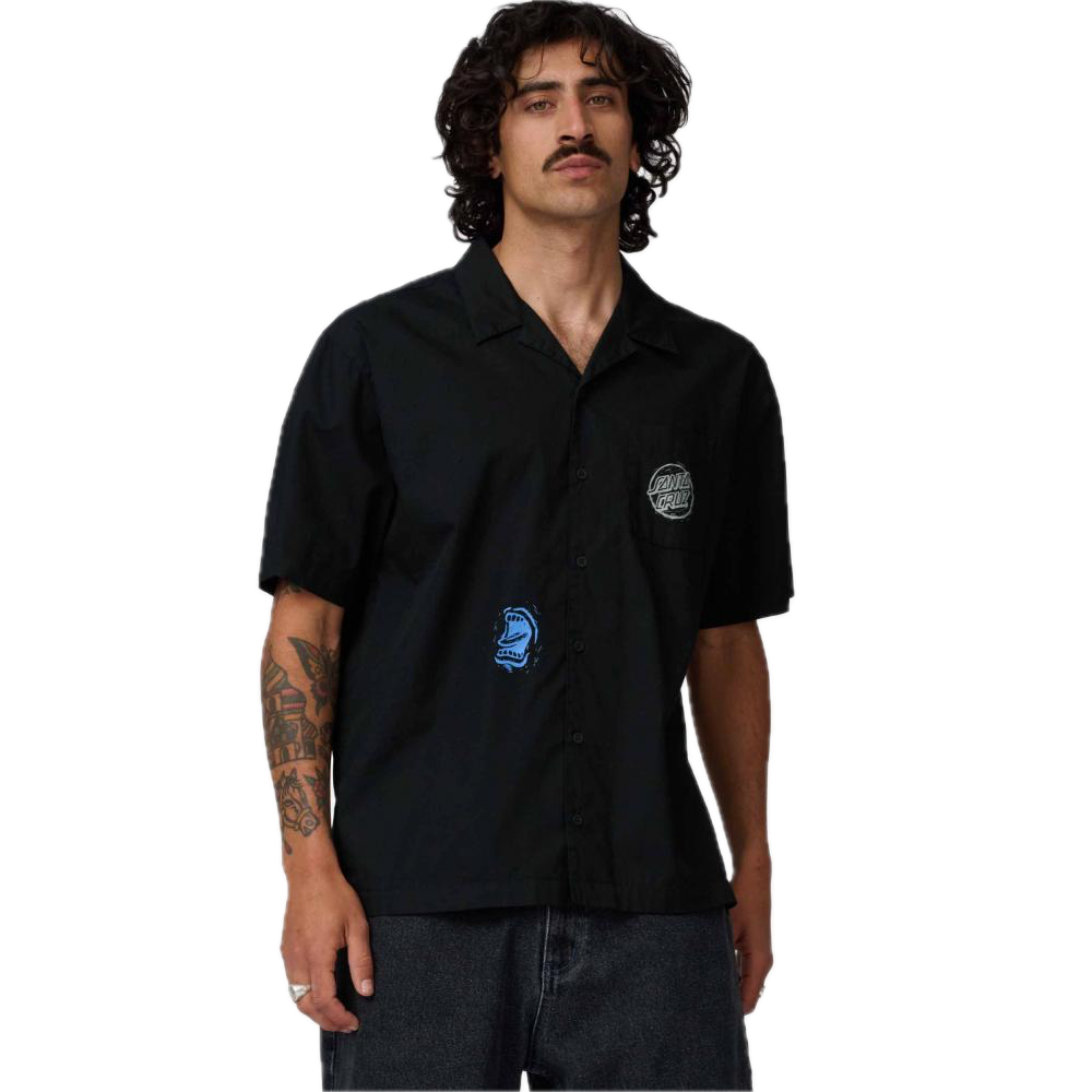 Santa Cruz Stamped Short Sleeve Shirt in Black, 100% cotton poplin camp collar button-up shirt met Stamped Dot graphic op linker borstzak mini Screaming Hand graphic op de voorkant contrast stitching en branded buttons, verkrijgbaar bij Revert 95 Haarlem