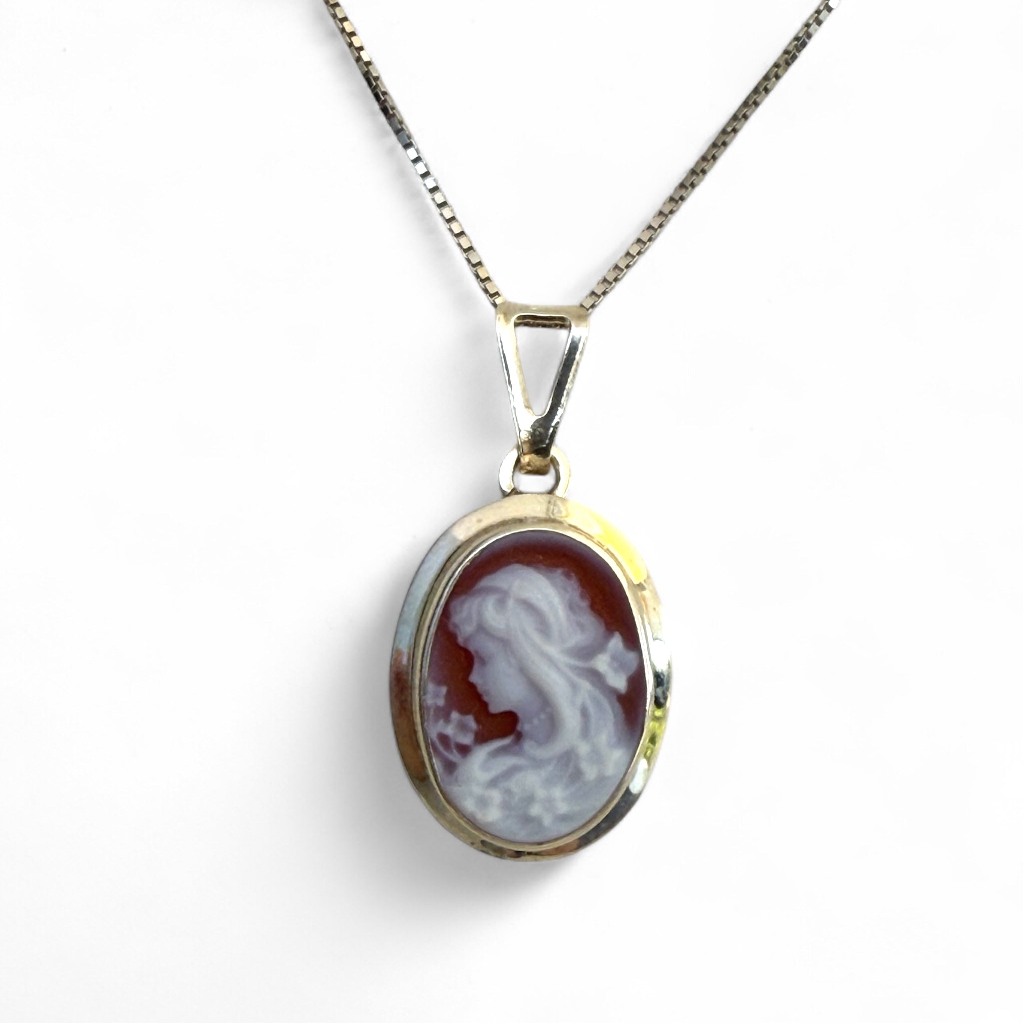 Collana ciondolo “dama” di Agata rossa montata in argento