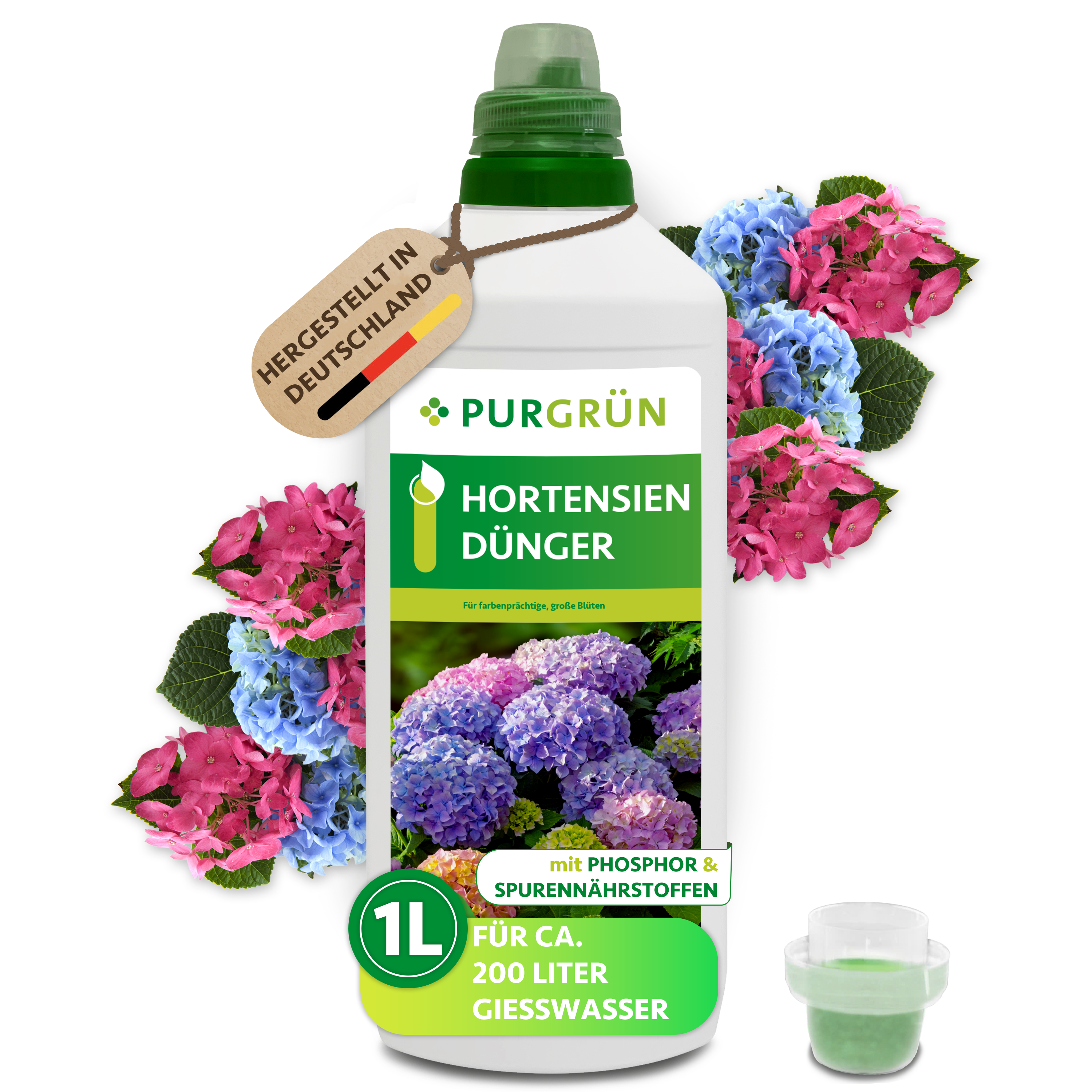 Eine 1-Liter-Flasche Purgrün Hortensiendünger mit einer grünen Kappe und Hortensienblüten auf dem Etikett. Dahinter blühen rosa und blaue Hortensien, daneben ein Messbecher und das Etikett "Hergestellt in Deutschland".