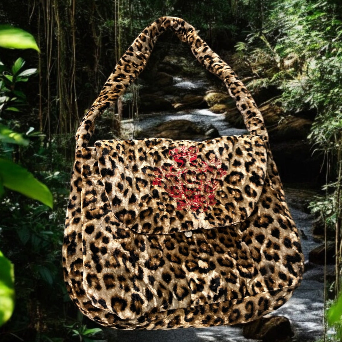 Sac besace en Tissu Velours Matelassé Imprimé Léopard 🐆 intérieur en tissu coton Noir et sa logo brodé Rouge