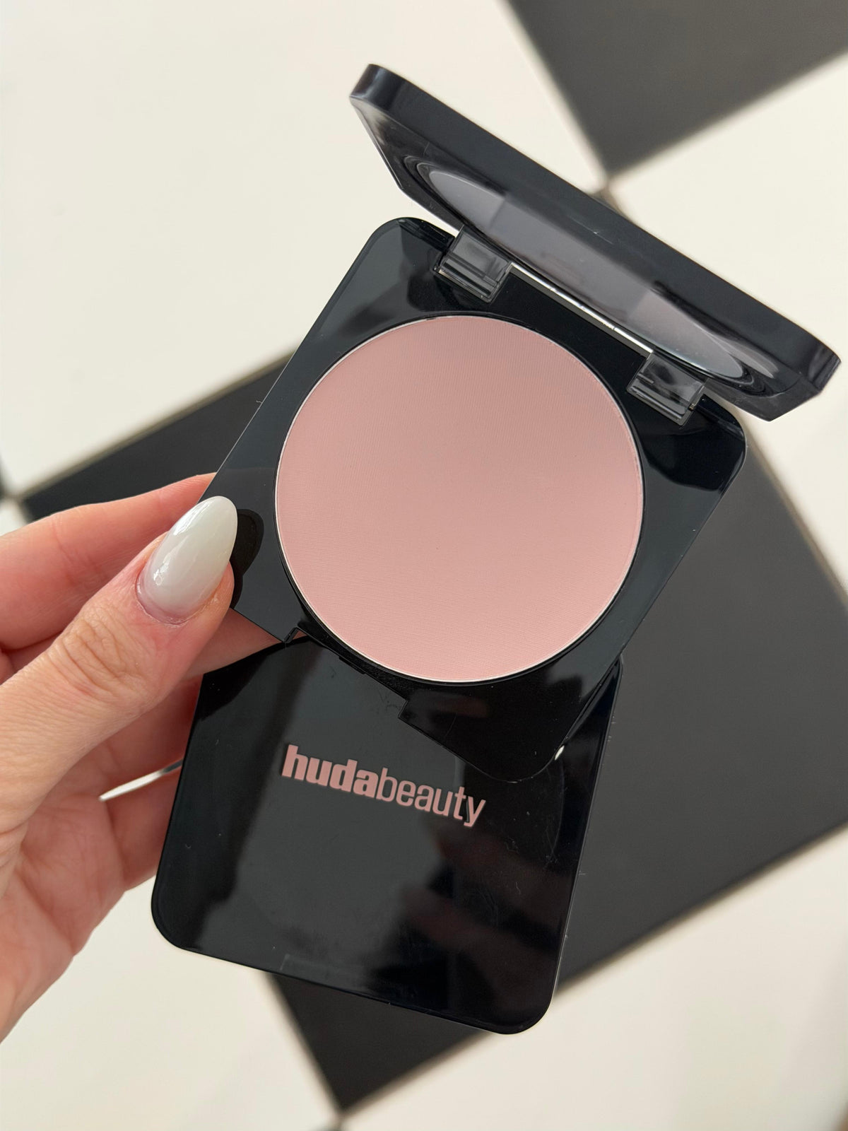 HUDA BEAUTY Easy Bake Airbrush Matte Pressed Powder - Cherry Blossom Cake