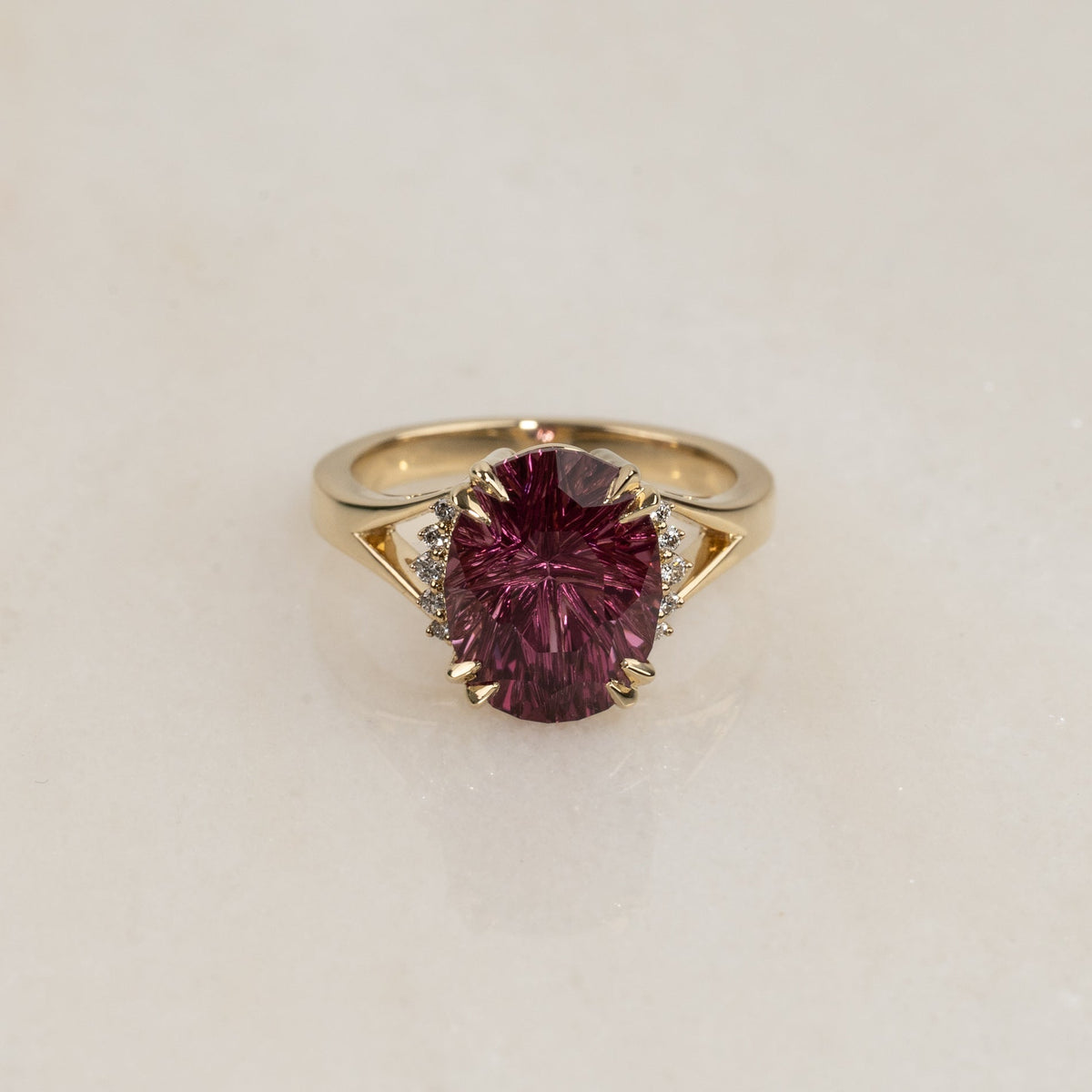 FANCY-CUT BURGUNDY SPINEL & DIAMOND RING - 6.7ct