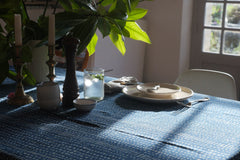 Epais coton couverture tissé à la main, teint avec des motifs carreaux d'indigo dans un style rustique. Peut être utilisé comme jeté, ou comme nappe de table